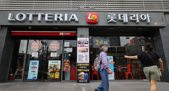 12일 오후 서울 광진구 롯데리아 군자점에 코로나19 확진자 관련 임시 휴점 안내문이 붙어 있다. 이날 서울시에 따르면 지난 6일 광진구에서 모임을 가진 롯데리아 시내 지점 점장 등을 포함한 직원 19명 중 9명이 확진 판정을 받았다. 연합뉴스