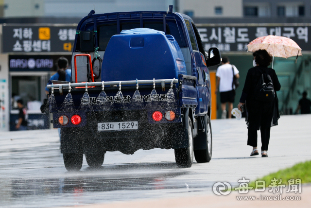 폭염특보가 이어진 13일 오후 동대구역 광장에서 살수차량이 물을 뿌리며 바닥에서 올라오는 열기를 식히고 있다. 우태욱 기자 woo@imaeil.com