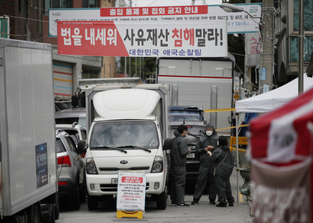 16일 오전 신종 코로나바이러스 감염증(코로나19) 집단감염이 발생한 서울 성북구 사랑제일교회 앞에 출입 통제 및 집회 금지 안내문이 설치되어 있다. 연합뉴스