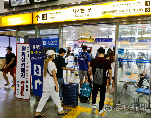 17일 오후 동대구역에 도착한 시민들이 열화상 카메라가 작동 중인 출구를 통과하고 있다. 우태욱 기자 woo@imaeil.com