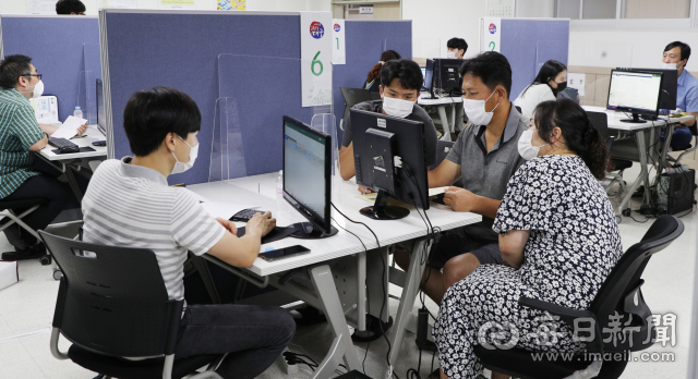 이달 23일부터 2021학년도 대입 수시모집 원서 접수가 시작된다. 지난달 중순 대구시교육청이 운영하는 수시 전형 대비 상담실에서 수험생과 학부모가 진학 상담을 하는 모습. 성일권 기자 sungig@imaeil.com