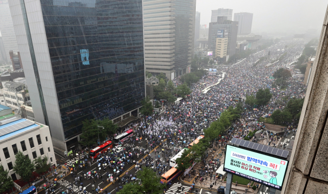 8월15일 오후 서울 세종대로에서 사랑제일교회·자유연대 등 정부와 여당 규탄 집회 참가자들이 길을 가득 메우고 있다. 서울시의 집회금지명령으로 집회 대부분이 통제됐으나, 전날 법원의 집행정지 결정으로 종로구 동화면세점 앞과 중구 을지로입구역 등 2곳에서는 개최가 가능해지면서 인파가 몰렸다. 연합뉴스