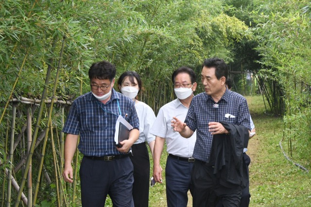 김문오(맨 오른쪽) 달성군수가 최근 핫플레이스로 떠오른 금호강변 다사읍 죽곡 대나무숲 산책로를 점검하고 있다. 달성군 제공