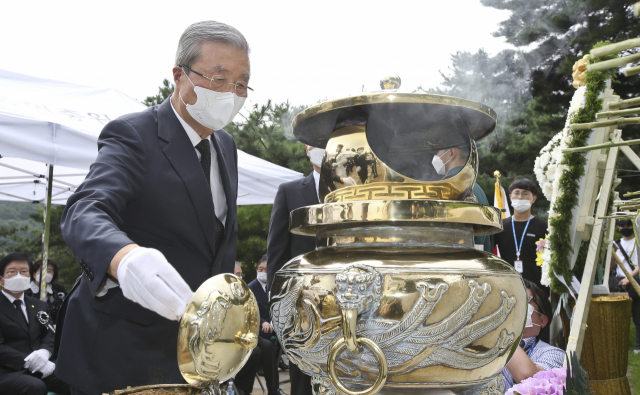 고 김대중 전 대통령 서거 11주기 추도식이 18일 오전 국립서울현충원 김 전 대통령 묘역에서 열렸다. 미래통합당 김종인 비상대책위원장이 헌화·분향하고 있다. 연합뉴스