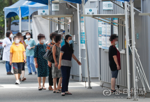 최근 코로나19 감염이 전국으로 확산 중인 가운데 대구의료원 선별진료소를 찾은 시민들이 코로나19 검사를 기다리고 있다. 매일신문 DB