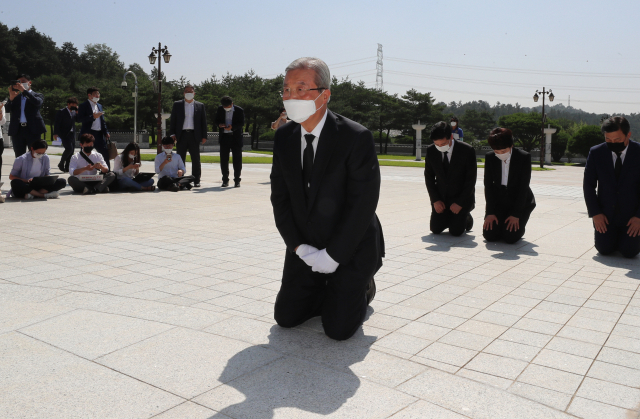 미래통합당 김종인 비상대책위원장이 19일 오전 광주 북구 국립 5·18 민주묘지에서 무릎을 꿇고 참배하고 있다. 연합뉴스