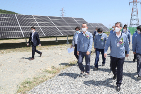 월성원자력본부 태양광발전소 준공식에 참석한 한국수력원자력 관계자들이 행사를 마치고 발전소 시설을 둘러보고 있다. 한국수력원자력 제공