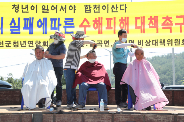 합천군 청년연합회 회원들이 삭발을 하고 있다. 합천군청년연합회 제공