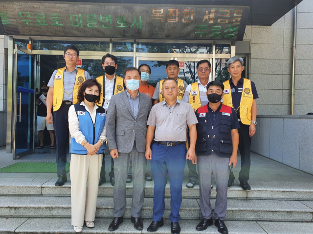 자유총연맹 진량읍분회장과 경산진량라이온스 회장직을 겸임하고 있는 김영곤 회장과 회원들이 20일 수해 피해 성금 200만원을 진량읍사무소에 기탁했다.