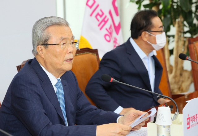 미래통합당 김종인 비상대책위원장이 20일 국회에서 열린 비상대책위원회의에서 발언하고 있다. 회의 참석자들은 코로나19 사회적거리두기로 한 칸씩 띄워 앉았다. 연합뉴스