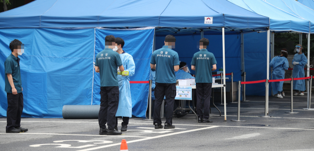 21일 서울 중구 신당동 서울지방결찰청 기동본부에 마련된 선별진료소에서 지난 15일 광화문 집회 당시 근무했던 경찰들이 검사를 받고 있다. 연합뉴스