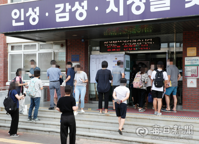 지난해 제2회 검정고시가 치러진 대구 한 중학교 고사장 앞 풍경. 응시생들이 시험 시작 전 고사장으로 들어가고 있다. 매일신문 DB