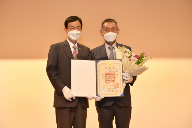 황영준 한국자유총연맹 대구서구지회장(오른쪽)과 진영 행정안전부 장관. 대구 서구청 제공