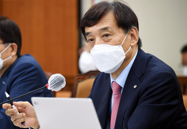 이주열 한국은행 총재가 24일 국회에서 열린 기획재정위원회 전체회의에서 답변하고 있다. 연합뉴스