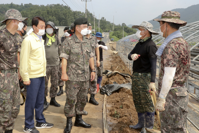 서욱 육군참모총장이 24일 오전 경남 합천군 쌍책면 피해복구 현장을 찾아 장병들을 격려하고 있다