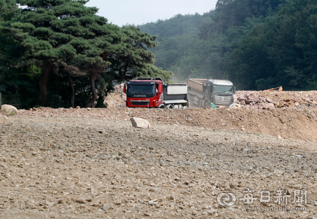 지난 달 24일 대구 동구 능성동 한 농지에 굴삭기와 덤프트럭이 동원돼 불법 성토가 이뤄지고 있다. 우태욱 기자 woo@imaeil.com