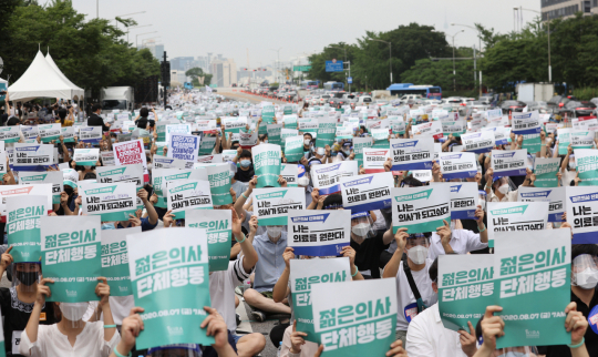 지난 7일 오후 서울 여의도공원 입구에서 대한전공의협의회 관계 학생들이 정부의 의사 정원 확대안에 대해 반대하며 단체행동을 하고 있다. 연합뉴스