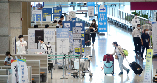 인천국제공항에 도착한 입국객들이 공항 건물을 나서고 있다. 연합뉴스