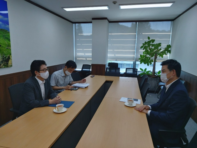 김태호 국회의원이 서울 한강 홍수통제소를 방문해 조명래 환경부 장관과 면담을 하고 있습니다.