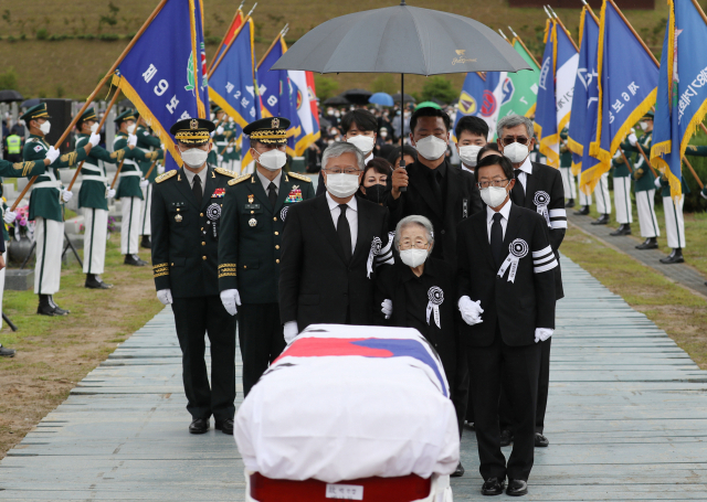 15일 오전 대전시 유성구 갑동 국립대전현충원에서 