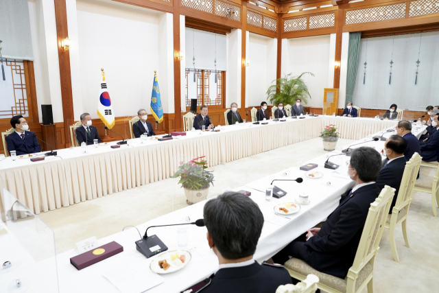 문재인 대통령이 27일 청와대 본관에서 열린 한국 개신교회 지도자 초청 간담회에서 발언하고 있다. 문 대통령은 신종 코로나바이러스 감염증 확산 방지를 위한 정부의 방역 노력에 교회가 적극적으로 협조해줄 것을 당부했다. 연합뉴스