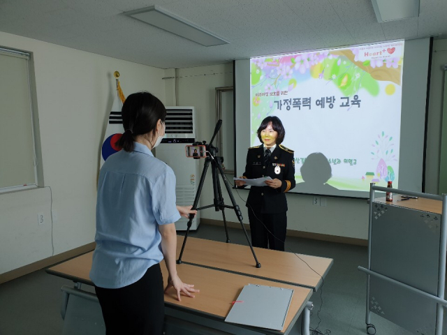 경산경찰서 여성청소년과 이연규 경위가 27일 경산시다문화가족지원센터 영상교육장에서 경산시 이주여성들을 대상으로 비대면 가정폭력 예방교실을 운영하고 있다. 경산서 제공