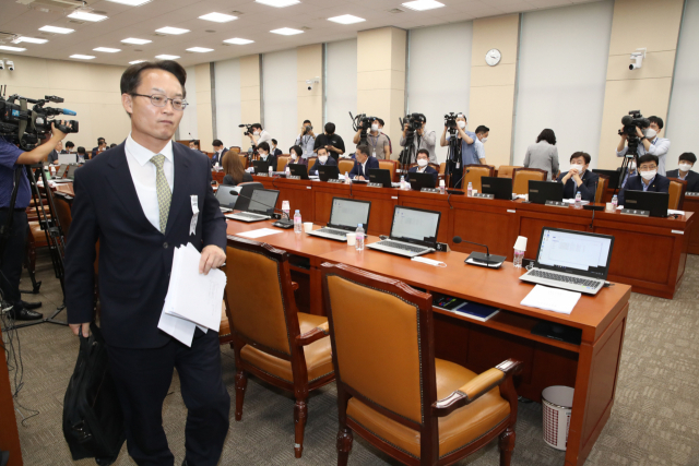 국회 기획재정위원회 미래통합당 조해진 의원이 28일 오후 국회에서 열린 전체회의에서 야당 발의 법안은 제쳐두고 민주당 법안만 상정해 처리하려 한다며 퇴장하고 있다. 연합뉴스