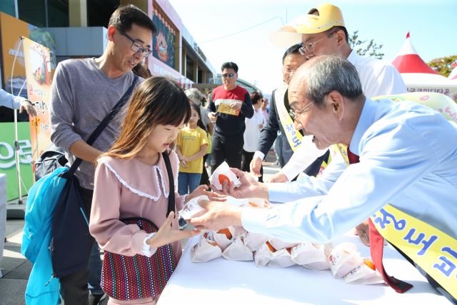 지난해 열린 청도반시축제에서 이승율 군수 등 관계자들이 축제 방문객에게 반시를 나눠주고 있다. 청도군 제공