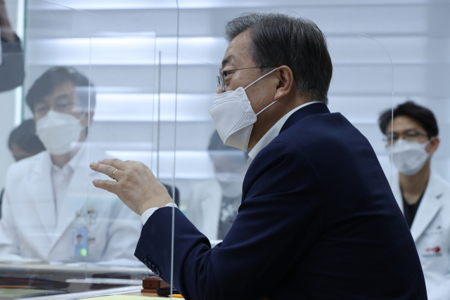 문재인 대통령이 28일 서울 중구 국립중앙의료원 수도권 병상 공동대응 상황실에서 주영수 국립중앙의료원 기획조정실장으로부터 중증 병상 확보 현황을 보고받은 뒤 발언하고 있다. 연합뉴스