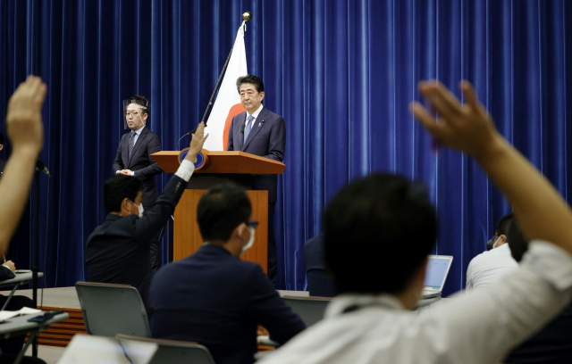 아베 신조(安倍晋三) 일본 총리가 28일 오후 총리관저에서 열린 기자회견에서 사의를 공식 표명했다. 사진은 취재진 질문받는 아베. 연합뉴스