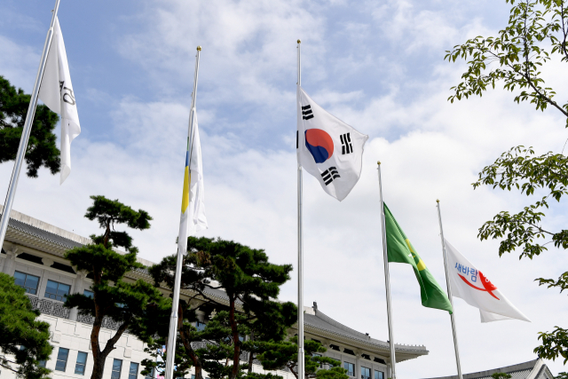 지난 29일 경북도청 본관 앞 국기게양대에 태극기 조기가 펄럭이고 있다. 경북도 제공