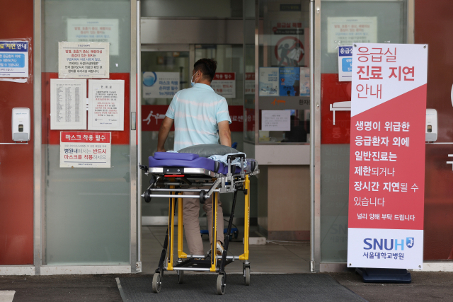 전공의 무기한 집단휴진 지속을 결정한 가운데 31일 오전 서울 종로구 서울대학교병원 응급진료센터 앞에 진료 지연 안내문이 놓여있다. 연합뉴스