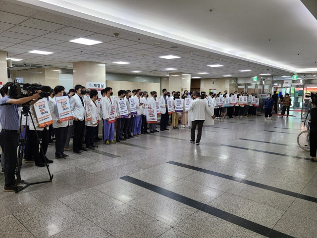 31일 오전 경북대병원 교수들이 보건복지부 관계자들이 전공의 근무실태 현장조사를 위해 방문한 것에 항의하며 피켓시위를 벌이고 있다. 독자제공