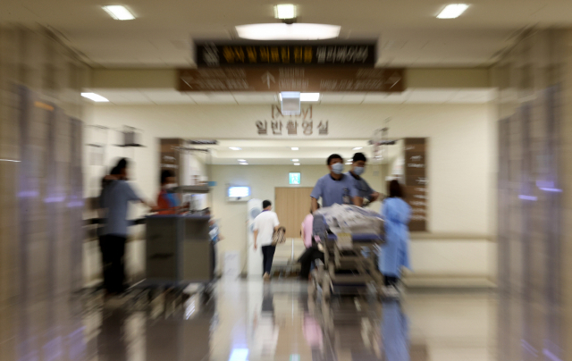 가톨릭대학교 서울성모병원 외과 교수 일동이 정부의 보건의료정책에 반대하며 오는 7일 하루 동안 외래 진료와 수술 중단을 선언한 가운데 1일 오전 서울 서초구 가톨릭대학교 서울성모병원 엑스레이 촬영실 앞에 환자들이 이동하고 있다. 연합뉴스