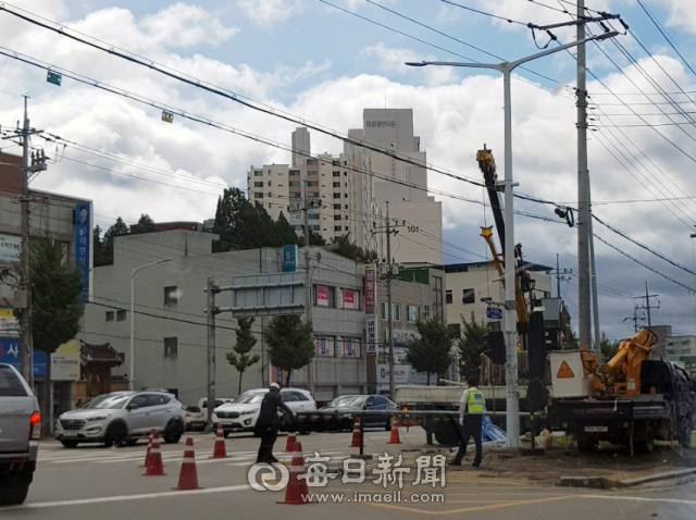 3일 경북 안동시 금곡동에서 태풍 마이삭으로 인한 강풍 피해에 신호등이 파손되자 경찰과 시청 직원 등이 복구작업을 하고 있다. 독자 제공