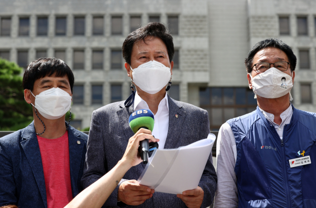 3일 오전 서울 서초구 대법원에서 열리는 전원합의체에 앞서 권정오 전교조 위원장이 입장발표를 하고 있다. 이날 대법원 전원합의체는 전국교직원노동조합 법외노조 처분의 적법성에 대한 최종 판단을 내린다. 연합뉴스