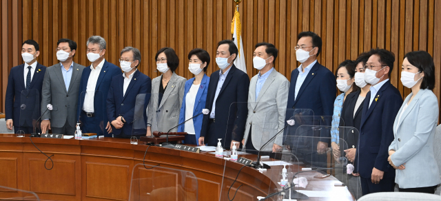 대법관(이흥구) 임명동의에 관한 인사청문특별위원회 우상호 위원장과 위원들이 3일 오전 서울 여의도 국회에서 열린 인사청문특별위원회 전체회의에서 이흥구 대법관 후보자에 대한 임명동의안 심사경과보고서 채택의 건 가결 후 포즈를 취하고 있다. 연합뉴스