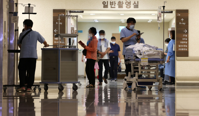 가톨릭대학교 서울성모병원 외과 교수 일동이 정부의 보건의료정책에 반대하며 오는 7일 하루 동안 외래 진료와 수술 중단을 선언한 가운데 지난 1일 오전 서울 서초구 가톨릭대학교 서울성모병원 엑스레이 촬영실 앞에 환자들이 이동하고 있다. 연합뉴스