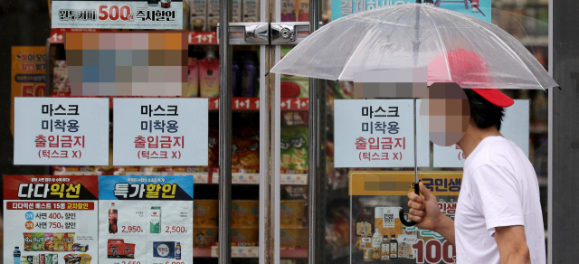 6일 오후 대구 시내 한 편의점 출입문에 마스크 미착용 및 턱스크 (마스크를 턱에 걸쳐 쓰는 것) 출입금지 안내문이 붙어 있다. 김영진 기자 kyjmaeil@imaeil.com