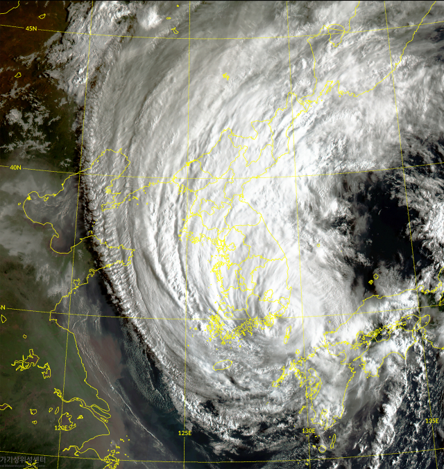 천리안 2A 기상위성이 7일 오전 8시 10분 촬영한 10호 태풍 하이선의 모습. 하이선은 강한 세력을 유지하며 북상하며 부산 인근을 지나 한반도 동부 지역에 많은 비와 바람 피해를 줄 것으로 기상청은 예보하고 있다. [국가기상위성센터 제공. 재판매 및 DB 금지] 연합뉴스