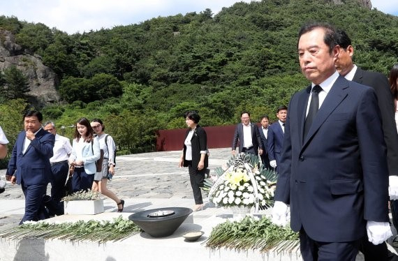 2018년 7월 경남 김해 봉하마을을 찾아 故(고) 노무현 전 대통령 묘역을 참배한 김병준 당시 자유한국당 비대위원장(오른쪽). 연합뉴스