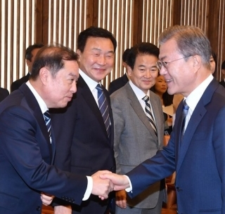 2018년 11월 김병준 당시 자유한국당 비대위원장(왼쪽)과 문재인 대통령이 악수를 나눴다. 연합뉴스