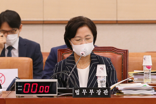 추미애 법무부 장관이 25일 오전 서울 여의도 국회에서 열린 법제사법위원회 전체회의에서 자료를 확인하고있다. 연합뉴스