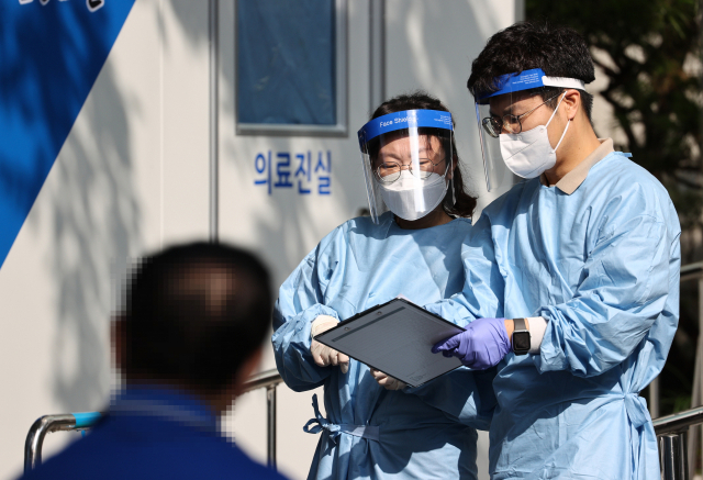 21일 포항지역의 코로나19 확진자가 2명이나 추가 발생하는 등 지역 내 감염자 확산세가 점차 커지고 있다. 연합뉴스