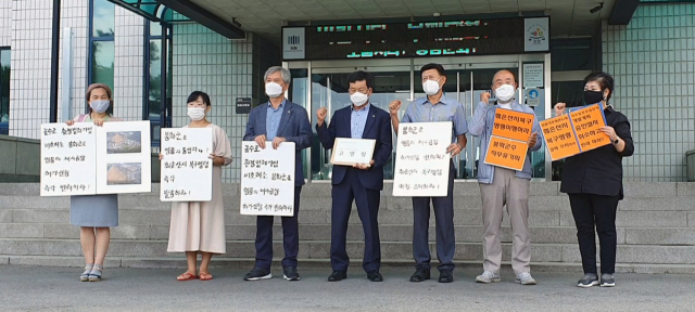 영풍제련소환경오염및주민건강피해공동대책위원회가 16일 대구지검 안동지청에 경북 봉화군수에 대한 고발장을 냈다. 김영진 기자