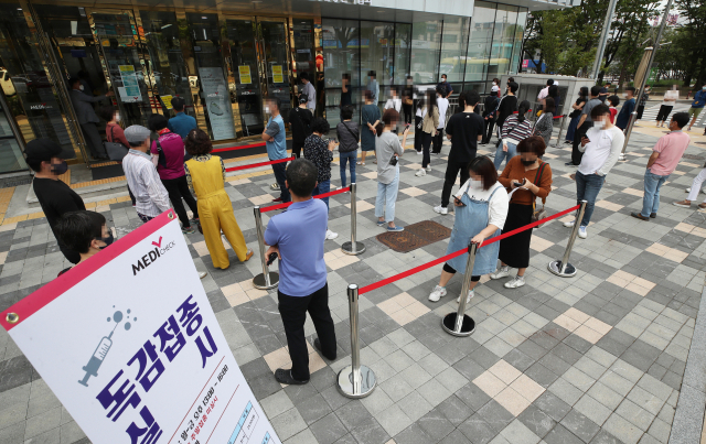 17일 오후 경기도 수원시 장안구 한국건강관리협회 경기도지부에 독감 예방접종을 받기 위한 시민들이 길게 줄을 서 있다. 연합뉴스