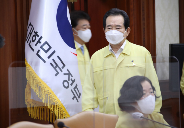 정세균 국무총리가 18일 정부서울청사에서 열린 신종 코로나바이러스 감염증(코로나19) 대응 중앙재난안전대책본부 회의에 참석하고 있다. 연합뉴스