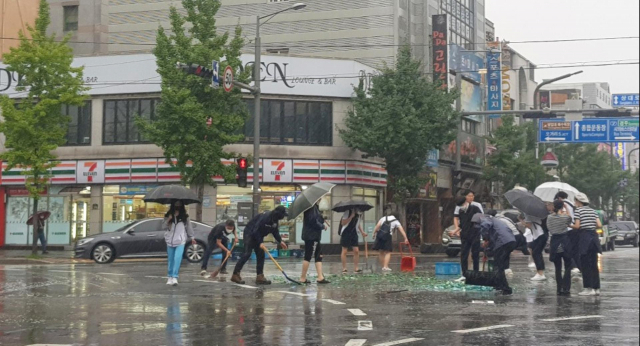 경북 포항 도심을 달리던 주류 운반차에서 술병 수십 개가 도로로 쏟아지는 사고가 발생했다. 23일 오후 5시 4분께 포항시 북구 죽도동 쌍용사거리에서 달리던 1t 트럭 적재함에 실린 술병 수십 개가 떨어졌다. 이 사고로 쌍용사거리 일대 교통이 약 20분간 지·정체됐다. 떨어진 술병에는 소주가 담겨 있었다. 당시 이 광경을 본 포항 세명고 학생 3명을 비롯해 주민이 빗자루를 들고 치웠다. 경찰은 40대 트럭 운전자에게 화물적재조치 위반으로 범칙금 4만원을 부과했다. 연합뉴스