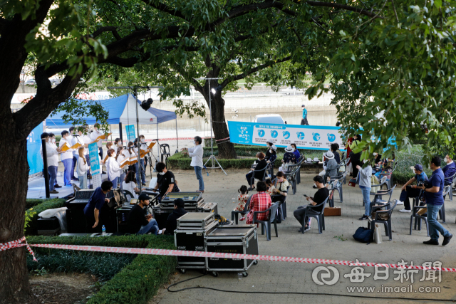 19일 대구 신천 대봉교 생활체육광장에서 시민들이 