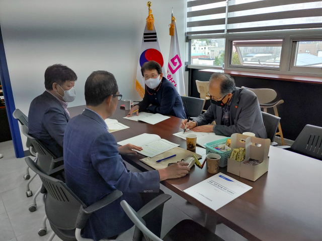 경산시농축협운영협의회는 18일 윤두현 국회의원 사무실에서 농정간담회를 열었다. 협의회 제공